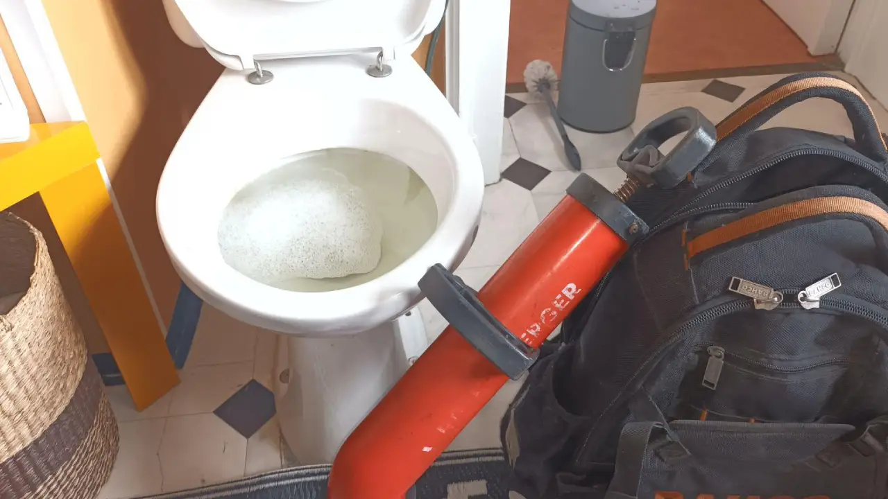 Debouchage de WC a la pompe a depression manuelle
